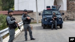 Kosovski policajci obezbjeđuju prostor ispred manastira Banjska u selu Banjska na Kosovu u sredu, 27. septembra 2023. godine.