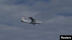 日本海岸警卫队2012年12月13日发布的新闻通报的图片显示属于中国海洋局的一架飞机飞过一个具有争议的小岛以南大约15公里远的空域