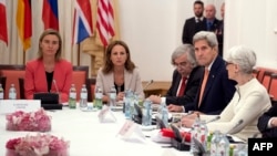 La jefa de política exterior de la UE, Federica Mogherini, izquierda, el secretario de Estado, John Kerry, y la subsecretaria de Estado, Wendy Sherman, derecha, durante una de las reuniones de negociación con Irán.