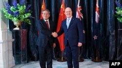 Perdana Menteri Selandia Baru Christopher Luxon (kanan) dan Perdana Menteri China Li Qiang berfoto bersama sebelum pertemuan bilateral di Wellington, Selandia Baru, Kamis, 13 Juni 2024. (Foto: Hagen Hopkins/Pool/AFP