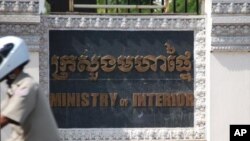 សេចក្ដី​ប្រកាស​ព័ត៌មាន​របស់​អ្នកនាំពាក្យ​ក្រសួង​មហាផ្ទៃ ​ដែល​ចែកចាយ​ដល់​បណ្ដាញ​ផ្សព្វផ្សាយ​នៅថ្ងៃនេះ​បញ្ជាក់​ថា "ក្រសួង​មហាផ្ទៃ​នឹង​អនុវត្ត​ទៅតាម​ច្បាប់​ស្ដីពី​អន្ដោប្រវេសន៍​ ដោយ​ធ្វើការ​បណ្ដេញឲ្យ​ផុត​ពី​ព្រះរាជា​ណាចក្រ​កម្ពុជា"។