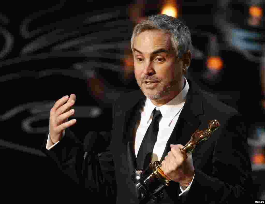 Alfonso Cuaron accepts the Oscar for best director for "Gravity" at the 86th Academy Awards in Hollywood, CA. March 2, 2014.
