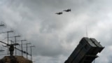 Истребители F-16 ВВС Украины пролетают над системой противовоздушной и противоракетной обороны Patriot в неуказанном месте в Украине, 4 августа 2024 года