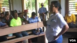 La presidenta del Centro por la Justicia y Derechos Humanos de la Costa Atlántica de Nicaragua, Lottie Cunningham, reunida con comunitarios en Santa Clara.