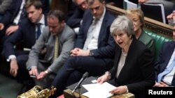 Primera ministra británica Theresa May habla sobre el plan B del Brexit en el Parlamento en Londres, el martes 29 de enero de 2019.