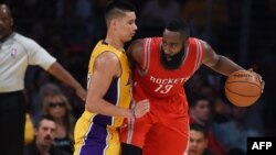 James Harden, à droite, Los Angeles, Californie, le 28 octobre 2014. 
