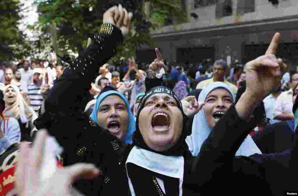 Supporters of deposed Egyptian President Mohamed Morsi take part in a protest near Ennour Mosque, Cairo, August 16, 2013.