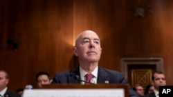 El secretario de Seguridad Nacional, Alejandro Mayorkas, testifica durante una audiencia del Comité de Asuntos Gubernamentales y Seguridad Nacional del Senado sobre las amenazas a la nación, el martes 31 de octubre de 2023, en el Capitolio de Washington.