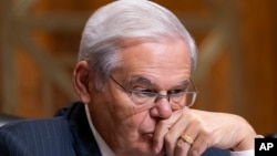 ARCHIVO - El senador Bob Menéndez, demócrata por Nueva Jersey, escucha durante una audiencia de la Comisión de Relaciones Exteriores del Senado, el miércoles 18 de octubre de 2023 en el Capitolio, en Washington.