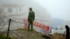 Tentara China berjaga pos penjagaan perbatasan di kawasan Nathu La, Sikkim, perbatasan China-India, yang terletak pada ketinggian 4.500 meter dari permukaan laut, 10 Juli 2008. (Foto: dok).