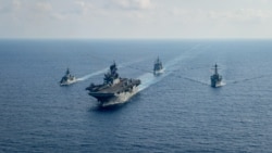 Barcos de guerra de Estados Unidos y Australia navegan por el mar de la China Meridional el 18 de abril de 2020.
