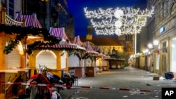 El mercado navideño, donde un coche se estrelló contra una multitud el viernes por la noche, en Magdeburgo, Alemania, está vacío el sábado 21 de diciembre de 2024 por la noche. (AP Photo/Michael Probst)