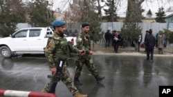 Tentara Afghanistan menginspeksi lokasi serangan di rumah sakit militer di Kabul, Afghanistan, 8 Maret 2017. (AP Photo/Rahmat Gul)