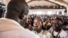 Des fidèles catholiques se rassemblent dans une église de Port-au-Prince avant une marche silencieuse et non violente contre le gouvernement haïtien, le 22 octobre 2019.