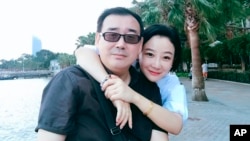 澳籍華裔作家楊恆均和妻子袁小靚。（資料圖片）
