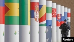 Un policía francés patrulla la entrada al centro de conferencias en Le Bourget, al norte de París, donde se realizará la Cumbre sobre Cambio Climático.