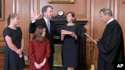 Brett Kavanaugh, saat diambil sumpahnya sebagai Hakim Agung AS, Minggu (7/10).