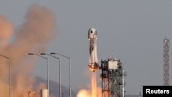 Roket New Shepard milik perusahaan Blue Origin lepas landas dari wilayah peluncuran di Texas barat, pada 11 Desember 2021. (Foto: Reuters/Joe Skipper)