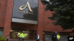Petugas polisi dan petugas keamanan berdiri di pintu masuk pusat perbelanjaan Centro Andino setelah dan ledakan mengguncang gedung tersebut, di Bogota, Kolombia, 17 Juni 2017.