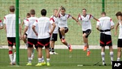 Miroslav Klose y Kevin Grosskreutz practican en Porto Seguro, en el bunker alemán, en preparación para la Copa del Mundo.