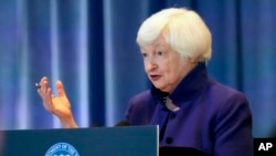 Menteri Keuangan Janet Yellen berbicara dalam konferensi pers setelah pertemuan dengan Wakil Perdana Menteri China He Lifeng, Jumat, 10 November 2023, di San Francisco. (Foto: AP)