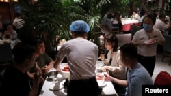 2020年5月7日，新冠病毒疫情过后，顾客在一家北京餐馆用餐。