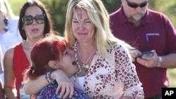 Roditelji čekaju vijesti poslije izveštaja o pucnjavi u srednjoj školi Stoneman Douglas High School u Parklandu, Florida.