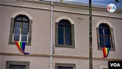 Banderas de la equidad sexual cuelgan en las ventanas del edificio del Sión de la Asamblea Legislativa tras la entrada de vigencia de matrimonio igualitario en Costa Rica. [Foto: Armando Gómez, VOA]