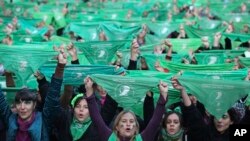 En la asamblea, durante las intervenciones de organizaciones de sociedad civil, quienes abrieron el primer día de sesiones, se sintió la polarización con respecto al aborto y los derechos de la comunidad LGTB.