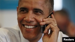 Contente. Obama ao telefone depois de ter sido declarado vencedor das eleições