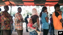 File d'attente dans un bureau de vote de Ouagadougou, le 29 novembre 2015. (AP Photo/Theo Renaut)