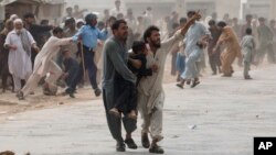 پس از حملات تروریستی پیهم در پاکستان، پولیس آنکشور تعدادی از مهاجرین افغان را بازداشت و به زندان انداخته است.