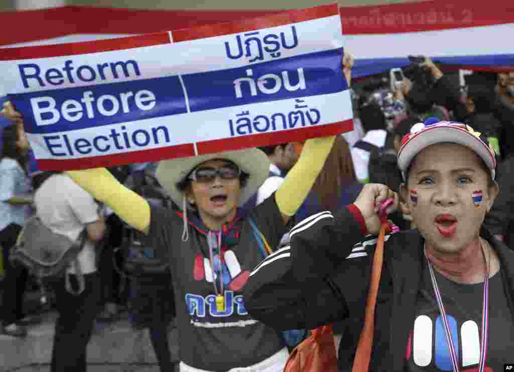 Anti-government protesters chant slogans during a rally in an attempt to disrupt the election registration at a sports gymnasium in Bangkok, Dec. 25, 2013.