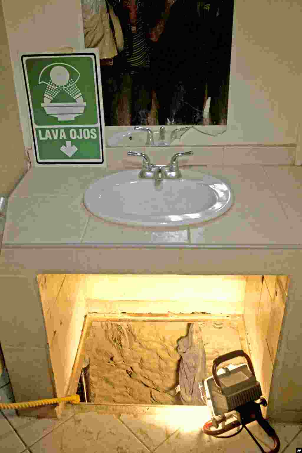 La entrada al túnel del lado mexicano, estaba bajo un lavabo, que aquí vemos iluminado por una lámpara.