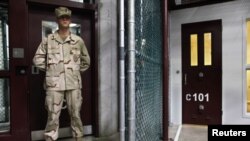 El cierre de Guantánamo encuentra fuerte oposición en el Congreso, donde los republicanos rechazan la transferencia de los presos a cárceles dentro de EE.UU.