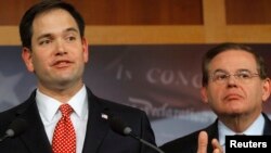 Marco Rubio y Bob Menéndez, dos de los senadores que siguen muy de cerca la situación en Venezuela.