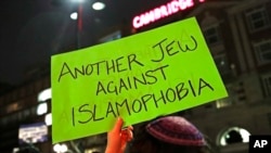 Seorang pengunjuk rasa menunjukkan sebuah poster yang memprotes Islamofobia di Universitas Harvard, Cambridge, Massachusetts, 7 Maret 2017. (Foto: Charles Krupa/AP Photo/Arsip)