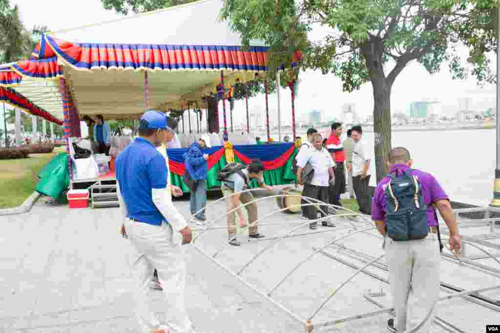 ទិដ្ឋភាពទូទៅនៃការរៀបចំ អបអរពិធីបុណ្យអុំទូក សំពះព្រះខែ ដែលប្រព្រឹត្តទៅនៅដើមខែវិច្ឆិកា នៅក្នុងទីក្រុងភ្នំពេញ ប្រទេសកម្ពុជាកាលពីថ្ងៃទី១៩ វិច្ឆិកា ២០១៨។ (ទុំ ម្លិះ/VOA)