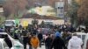 Sebuah jip militer Israel dan ambulans diparkir di kedua sisi barikade tanah di Borj El Mlouk pada tanggal 26 Januari 2025. (Foto: AFP)