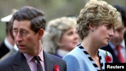 ARHIVA - Britanska princeza Dajana i princ Čarls na komemoraciji za britanske vojnike poginule u Korejskom ratu, 3. novembra 1992. (Foto: Reuters) 