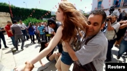 Polisi Tunisia menahan aktivis feminis 'FEMEN' saat melakukan protes di depan kantor Kementerian Kehakiman di Tunis (foto: dok).