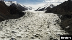 Air yang mencair dari gletser Laohugou No. 12, mengalir melalui pegunungan Qilian, Daerah Otonomi Subei Mongol di Gansu, China, 27 September 2020. Gletser di pegunungan Qilian menghilang karena pemanasan global. (Foto: REUTERS/Carlos Garcia Rawlins)