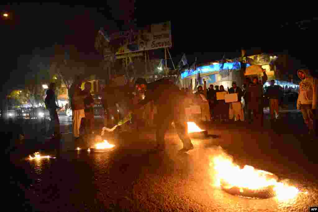 Para aktivis partai Jamaat-e-Islami Pakistan melakukan unjuk rasa di Islamabad, sebagai protes terhadap dieksekusinya pemimpin partai Jamaat-e-Islami Bangladesh, Abdul Quader Mollah, atas tuduhan kejahatan perang saat perang dengan Pakistan tahun 1971.
