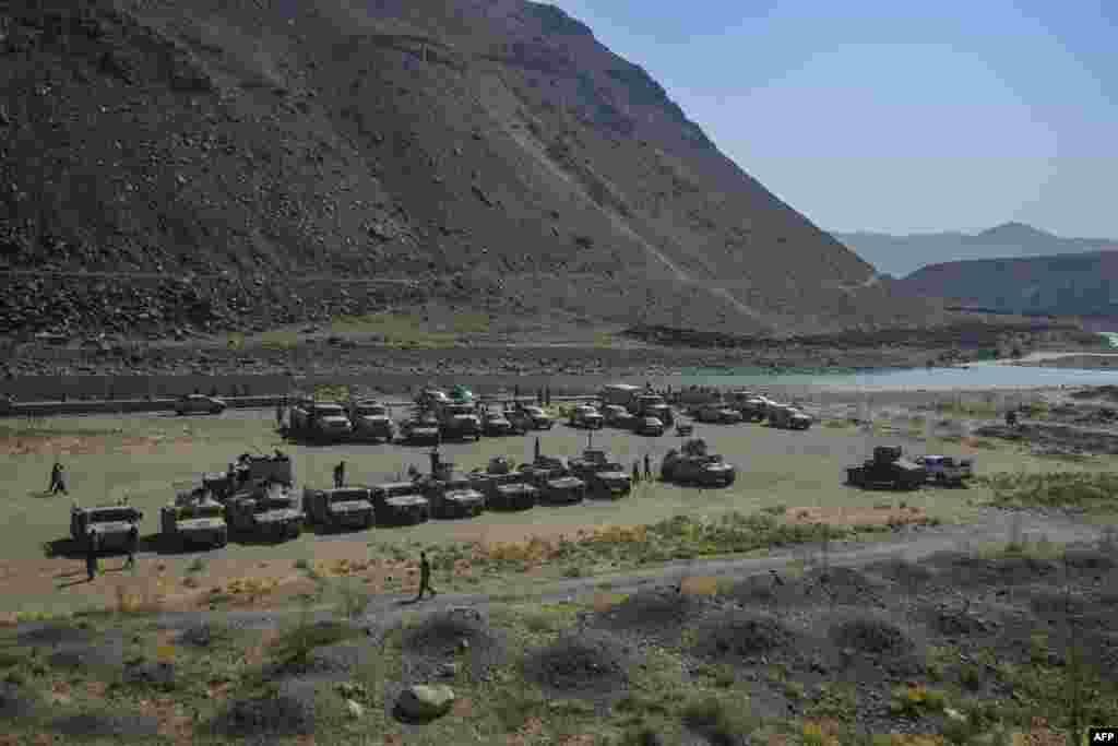 Los vehículos humvee armados de las fuerzas de seguridad afganas se muestran a lo largo de un camino en la provincia de Panjshir en Afganistán el 15 de agosto de 2021.
