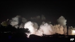 La estructura restante del edificio de condominios Champlain Towers South fue demolido más de una semana después del derrumbe parcial, el domingo 4 de julio de 2021, en Surfside, Florida.