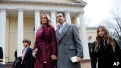 Vanessa Trump (centro), está casada con Donald Trump Jr., primogénito del presidente de EE.UU. En la foto, la pareja aparece acompañados de sus hijos, Donald Trump III y Kai .