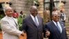 Marais Mwai Kibaki wa Kenya, Yoweri Museveni wa Uganda na Benjamin Mkapa mjini Nairobi baada ya kukamilisha mazungumzo ya kusukuma mbele kuundwa kwa solo la pamoja la Jumuiya ya Afrika Mashariki Nairobi August 28, 2004. REUTERS/HO/Kenya Presidential Press Office RSS/THI
