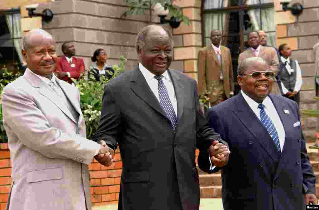 Marais Mwai Kibaki wa Kenya, Yoweri Museveni wa Uganda na Benjamin Mkapa mjini NairobiAgosti 28, 2004.