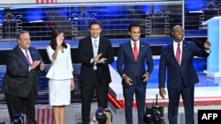 Los cinco precandidatos republicanos que cualificaron para el tercer debate del partido, saludan a la audiencia que se dio cita en el Adrienne Arsht Center for the Performing Arts de Miami, para seguir el evento, el 8 de noviembre de 2023.