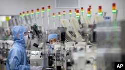 Працівники на виробництві напівпровідників Renesas Electronics під час організованого урядом туру для журналістів у Пекіні. AP Photo/Mark Schiefelbein